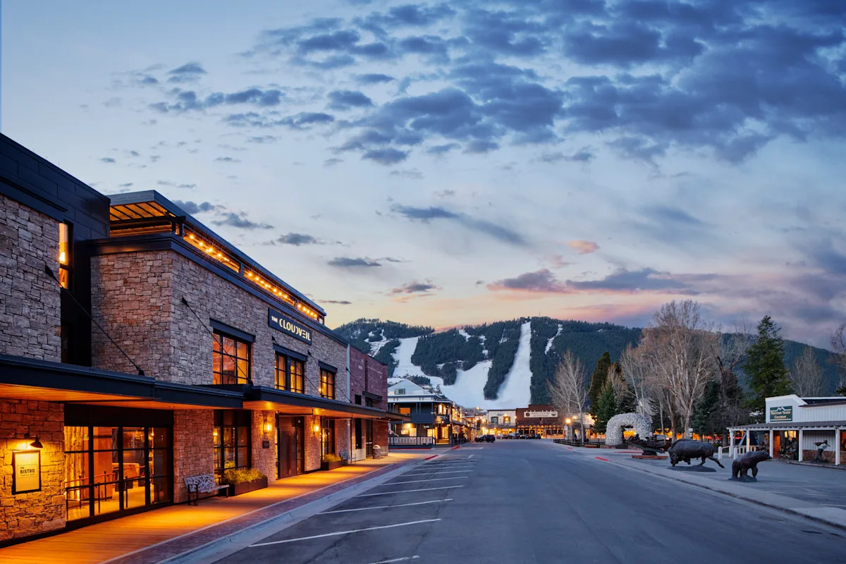 Stylish hotel in Jackson conveniently located near shops, restaurants, and the Town Square, offering ease for exploring both nature and town amenities.